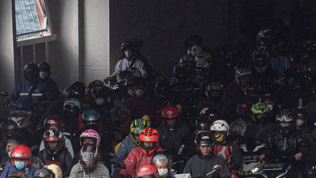 Pemudik bersepeda motor antre keluar dari KMP Trimas Kanaya saat tiba di dermaga dua Pelabuhan Bakauheni, Lampung Selatan, Lampung, Sabtu (30/4/2022). Foto: Nova Wahyudi/Antara Foto