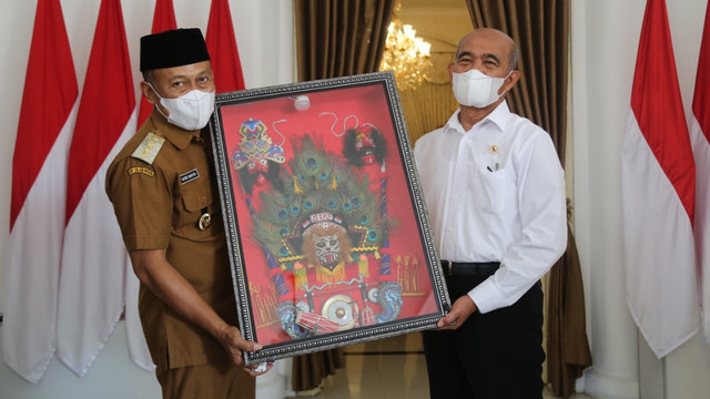 Menko PMK Muhadjir Effendy Berdialog Dengan Bupati Ponorogo Sugiri Sancoko, di Rumah Dinas Bupati Ponorogo. Foto: Humas Kemenko PMK