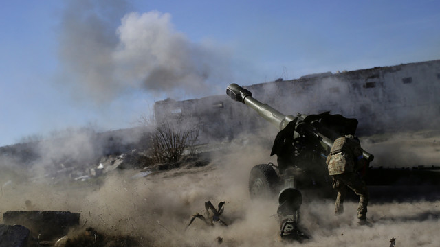 AKorps Ukraina menembakkan rudal peluru dengan howitzer di wilayah Zaporizhzhia, Ukraina (28/3/2022). Foto: Stanislav Yurchenko/Reuters