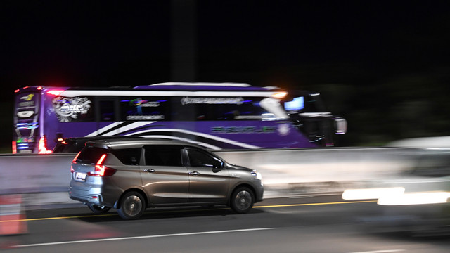 Sejumlah kendaraan melintas saat pemberlakuan 'Contraflow' di jalan tol Jakarta-Cikampek, Kabupaten Purwakarta, Jawa Barat, Kamis (28/4/2022) dini hari. Foto: M Risyal Hidayat/ANTARA FOTO