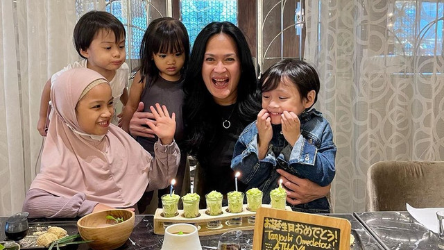 Kedekatan Donna Harun bersama keempat cucunya. Foto: Instagram/@donnaharunofficial