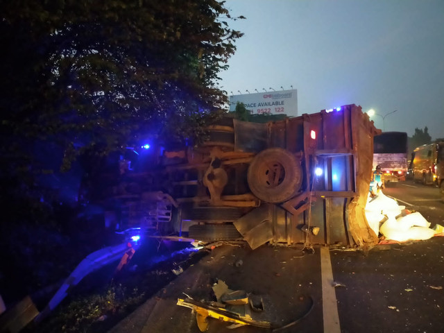 Suasana kecelakaan bus dengan 2 truk di Tol JORR, Bekasi, Selasa (29/3). Foto: Dok. Istimewa
