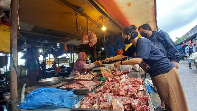 Penjual daging sapi di Pasar Simpang Limun, Medan, Sumatera Utara, saat melayani pembeli. Foto: Rahmat Utomo/kumparan