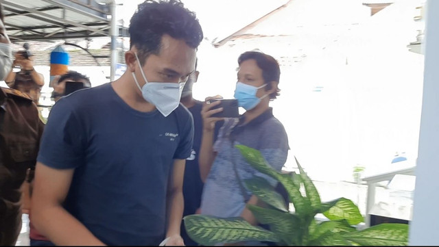 Foto: Tampang Randy Bagus Tersangka Kasus Aborsi Saat di Kejari Mojokerto