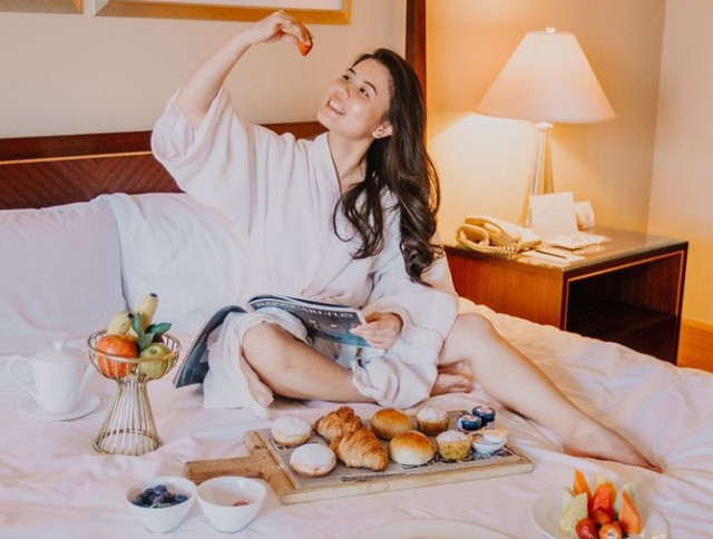 Ilustrasi seorang wanita melakukan staycation di hotel Foto: Instagram/ @ritzcarltonjakarta