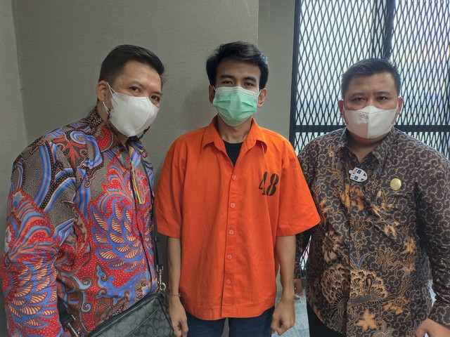 Adam Deni saat berada di rutan Bareskrim sebagai tersangka kasus akses ilegal. Foto: Dok. Istimewa