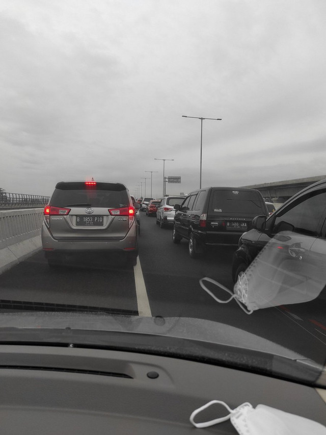 Situasi lalu lintas di Layang MBZ KM 15 arah Cikampek terpantau padat imbas volume kendaraan. Foto: Twitter/@TMCPoldaMetro