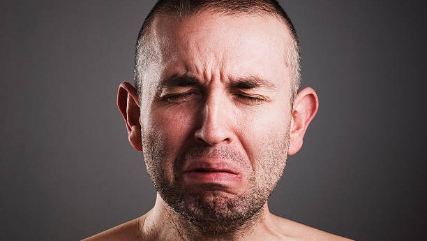 Ilustrasi pria menangis. (Foto : istockphoto.com/Ramonespelt