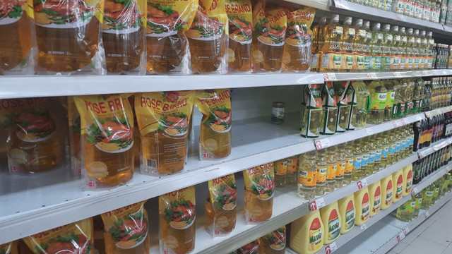 Stok minyak goreng melimpah di Trans Mart Grand ITC Permata Hijau, Sabtu (19/3/2022). Foto: Narda Margaretha Sinambela/kumparan