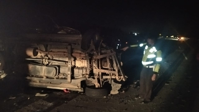 Kecelakaan lalu lintas libatkan Truk Tronton warna hijau BE 8978 BK dan Mini Bus Inova AE 1220 JL di JTTS KM 32+40 jalur B. | Foto: Ist