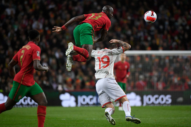 Pemain Portugal Danilo Pereira duel dengan pemain depan Makedonia Utara Milan Ristovski pada pertandingan sepak bola leg pertama final kualifikasi Piala Dunia 2022 di stadion Dragao di Porto. Foto: Miguel Riopa/AFP