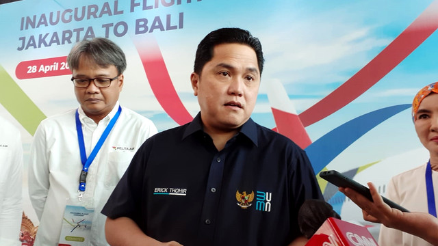 Menteri BUMN Erick Thohir saat inaugural flight PT Pelita Air Service (PAS) di Bandara Soekarno Hatta, Kamis (28/4/2022). Foto: Fariza Rizky Ananda/kumparan