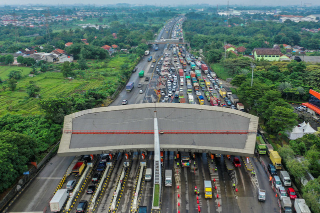 Foto udara menunjukkan kendaraan terjebak macet di Pintu Tol Cikupa, Tangerang, Banten, Kamis (6/5). Foto: Galih Pradipta/Antara Foto