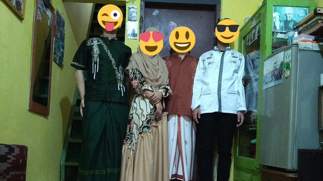 Foto keluarga saat lebaran dengan baju baru. Sumber: Ahmad Syamil.