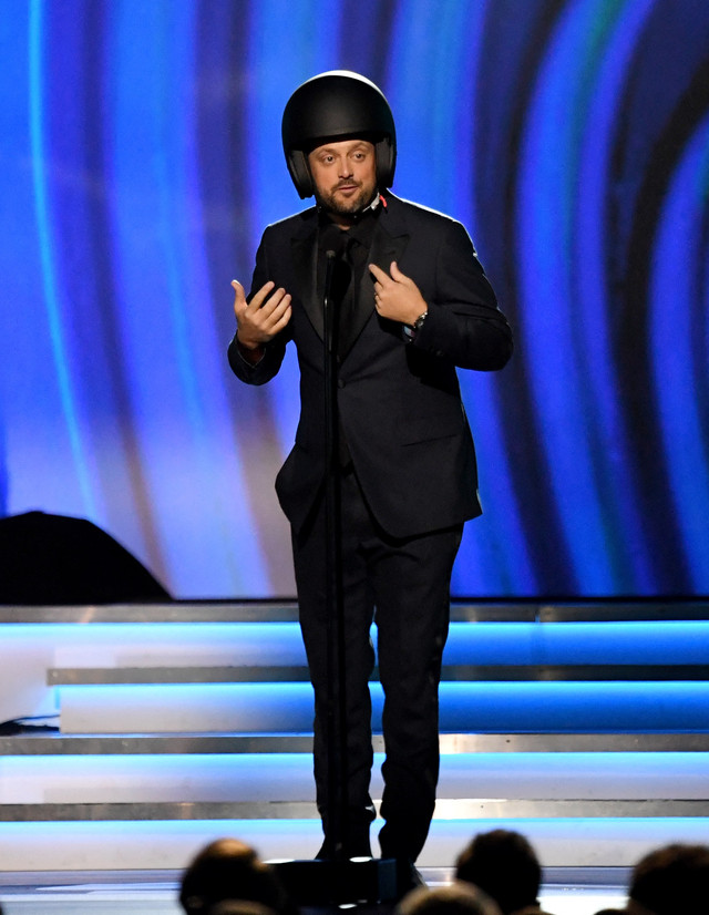 Nate Bargatze di panggung Grammy Awards ke-64 di MGM Grand Garden Arena di Las Vegas, Nevada, AS. Foto: VALERIE MACON / AFP
