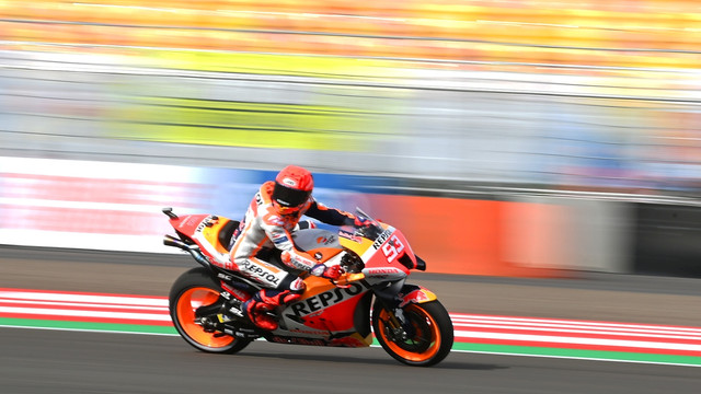 Pembalap Repsol Honda Team Marc Marquez saat sesi latihan bebas 2 MotoGP seri Pertamina Grand Prix of Indonesia 2022 di Pertamina Mandalika International Street Circuit, Lombok Tengah, NTB, Jumat (18/3/2022). Foto: Andika Wahyu/ANTARA FOTO