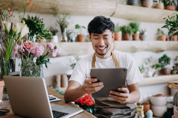 caption bahasa inggris simple. sumber foto : unsplash/laki-laki tersenyum