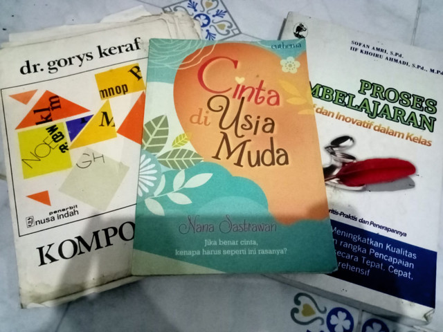 Salah satu cara meneladani para sastrawan dengan rajin membaca buku (Sumber: Dokumen Pribadi)