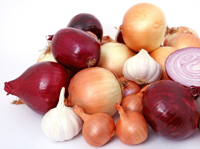 Ilustrasi bawang merah dan bawang putih. Foto: Pixabay