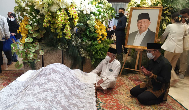 Gubernur Jawa Barat, Ridwan Kamil, melayat ke rumah duka almarhum Arifin Panigoro. FOTO: Humas Jabar