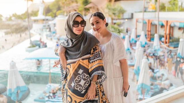 Potret kedekatan Nagita Slavina dan ibu mertua. Foto: Instagram/@raffinagita1717