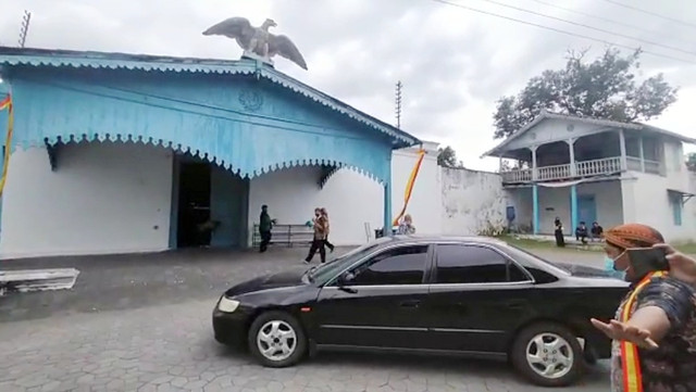 Mobil yang biasa ditumpangi GPH Bhre Cakrahutomo Wira Sudjiwo meninggalkan Keraton Solo, Senin (07/03/2022). FOTO: Agung Santoso 