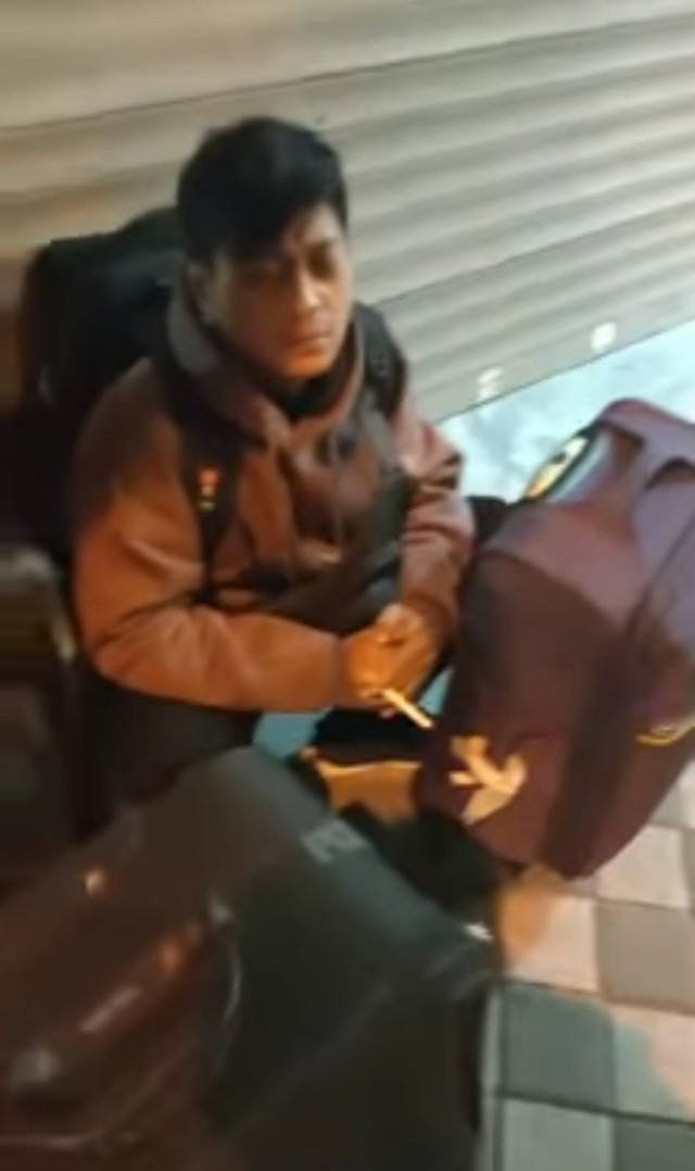 Foto salah-satu pekerja yang beredar di media sosial - Screenshot video