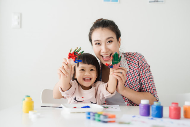 Ilustrasi permainan motorik halus anak usia 2-3 tahun. Foto: Shutterstock