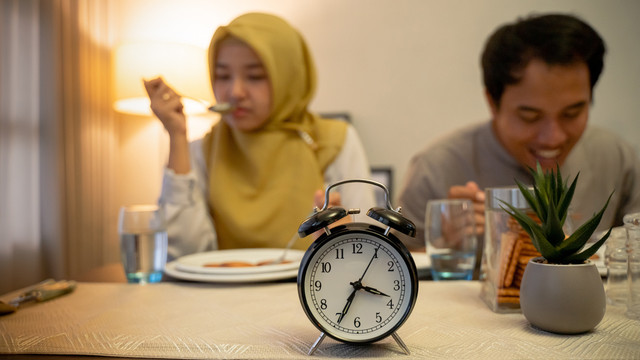 Ilustrasi waktu makan sahur. Foto: Shutter Stock