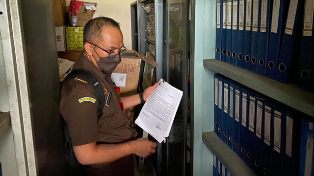 Kejagung lakukan penggeledahan di lima lokasi terkait kasus dugaan korupsi impor baja. Salah satunya lokasi Data Center PDSI Sekjen Kementerian Perdagangan. Foto: Kejagung