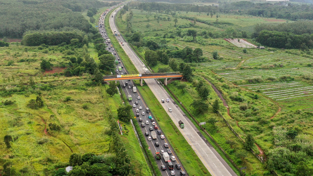 Sejumlah kendaraan melintasi jalan tol Cikopo-Palimanan, Kabupaten Purwakarta, Jawa Barat, Kamis (28/4/2022). Foto: M Risyal Hidayat/ANTARA FOTO