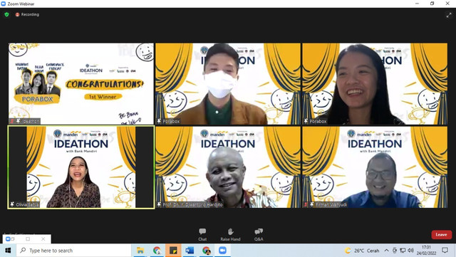 Pemenang juara 1 (PARABOX) mendapatkan 40 juta saat foto bersama Juri dan rektor UK Petra.