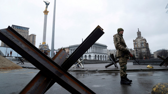 Pasukan Pertahanan Teritorial menjaga sebuah pos pemeriksaan, di Lapangan Kemerdekaan di pusat Kiev, Ukraina, Kamis (3/3/2022). Foto: Valentyn Ogirenko/REUTERS