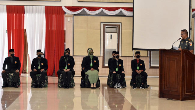 Pangdam XIII/Merdeka, Mayjen TNI Alfret Denny Tuejeh saat melepas 12 Qari dan Qariah yang akan mengikuti MTQ nasional TNI AD yang akan digelar di Mabesad.