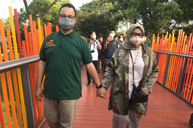 Anies bersama istri ngabuburit di Tebet Eco Park, Jakarta, Sabtu (23/4/2022). Foto: Hedi/kumparan