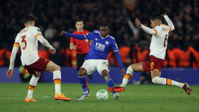 Pemain Leicester City Ademola Lookman duel dengan Chris Smalling dan Roger Ibanez dari AS Roma di King Power Stadium, Leicester, Inggris.
 Foto: Paul Childs/Reuters