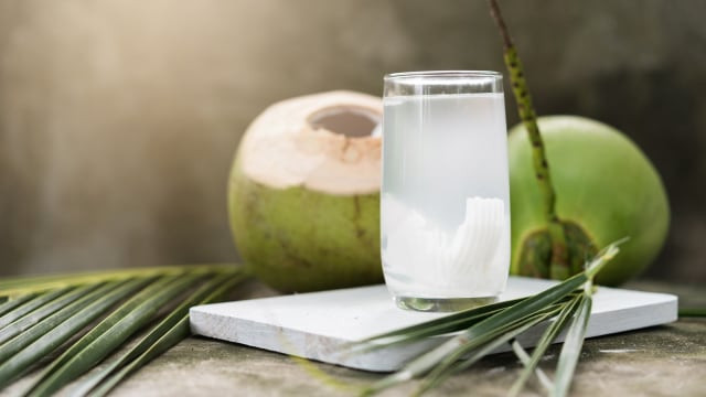 Ilustrasi air kelapa Foto: Shutterstock