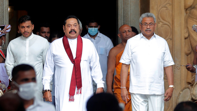 Mantan Presiden Sri Lanka Mahinda Rajapaksa, bersama adiknya, Presiden Gotabaya Rajapaksa (kanan), setelah dilantik sebagai perdana menteri di kuil Buddha Kerajaan Kelaniya di Kolombo, Sri Lanka, Minggu, 9 Agustus 2020. Foto: Eranga Jayawardena/AP Photo