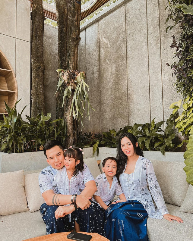 Rachel Vennya, Niko Al Hakim alias Okin, dan kedua anak mereka tampil kompak di momen Lebaran. Foto: Instagram/@okintph