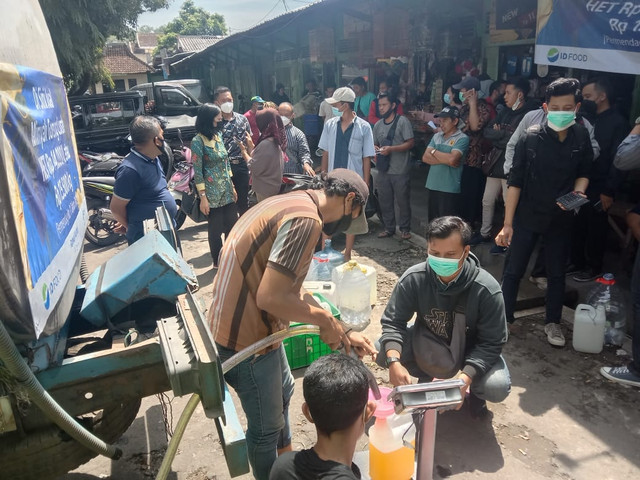 Minyak goreng curah di Pasar Bunulrejo Kota Malang. Foto: Rubianto