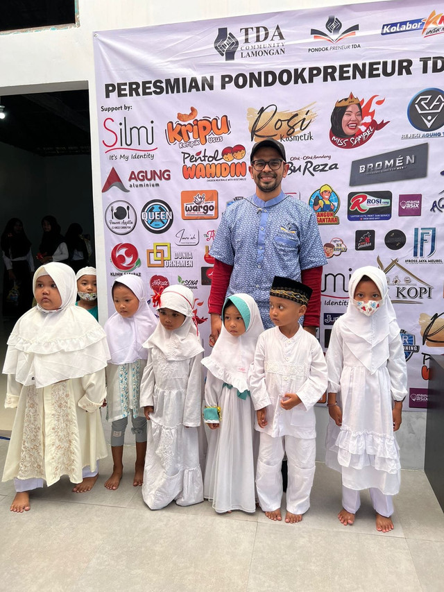 Presiden TDA 7.0, Ibrahim Mochamad Bafagih, bersama para santri cilik di Pondokprenuer, Lamongan. dok
