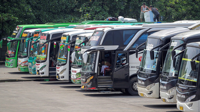Awak bus mengemas barang bawaan penumpang di Terminal Terpadu Pulo Gebang, Jakarta, Kamis (14/4/2022). Foto: Dhemas Reviyanto/Antara Foto