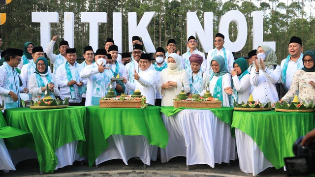 Cak Imin bersama Gerakan Nasional Nusantara saat mengaji dan tumpengan di Titik Nol IKN untuk mendoakan IKN Nusantara, 21 April 2022. Ketika itu, PKB belum pecah kongsi dengan Jokowi. Foto: Dok. PKB
