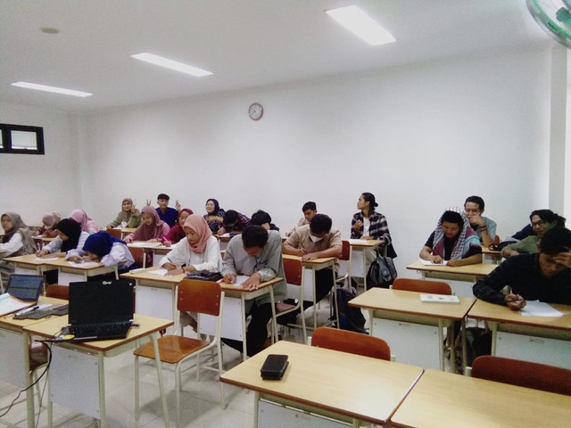 Kegiatan pembelajaran dalam penyelenggaraan pendidikan, merupakan hak seluruh golongan masyarakat Indonesia tanpa kecuali. Sumber : foto pribadi saat kegiatan pembelajaran berada di dalam kelas