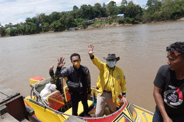 Adrianus Asia Sidot menggunakan speedboat. Foto: Dok. Istimewa