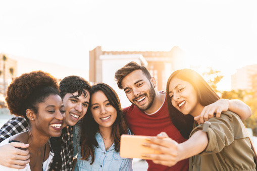 Ilustrasi aplikasi yang lagi viral di TikTok, sumber foto: (Alessandro Biascioli) by Unsplash.com