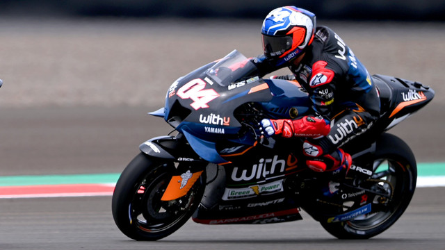 Pembalap WithU Yamaha RNF MotoGP Team Andrea Dovizioso saat hari pertama tes pramusim MotoGP 2022 di Mandalika. Foto: Andika Wahyu/Antara Foto