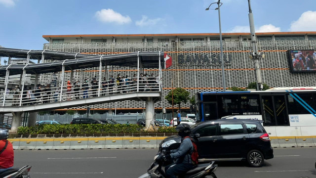 Masyarakat mulai padati kawasan Thamrin, Jakarta, untuk menyaksikan parade MotoGP, Rabu (16/3/2022). Foto: Haya Syahira/kumparan