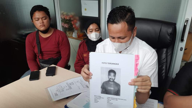 Dua kerabat Ujang Sarjana, Kurnialih dan Ade Karnafi bersama dengan Kuasa hukum Ujang Sarjana, Rahman. Foto: Dok. Istimewa