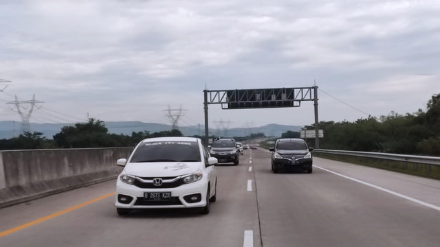 Situasi di Tol Semarang-Batang, Kamis (28/4/2022). Foto: Intan Alliva Khansa/kumparan